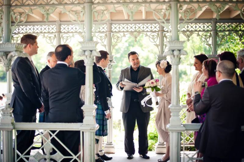 Oficiante celebrando una boda íntima al aire libre en Central Park, Nueva York