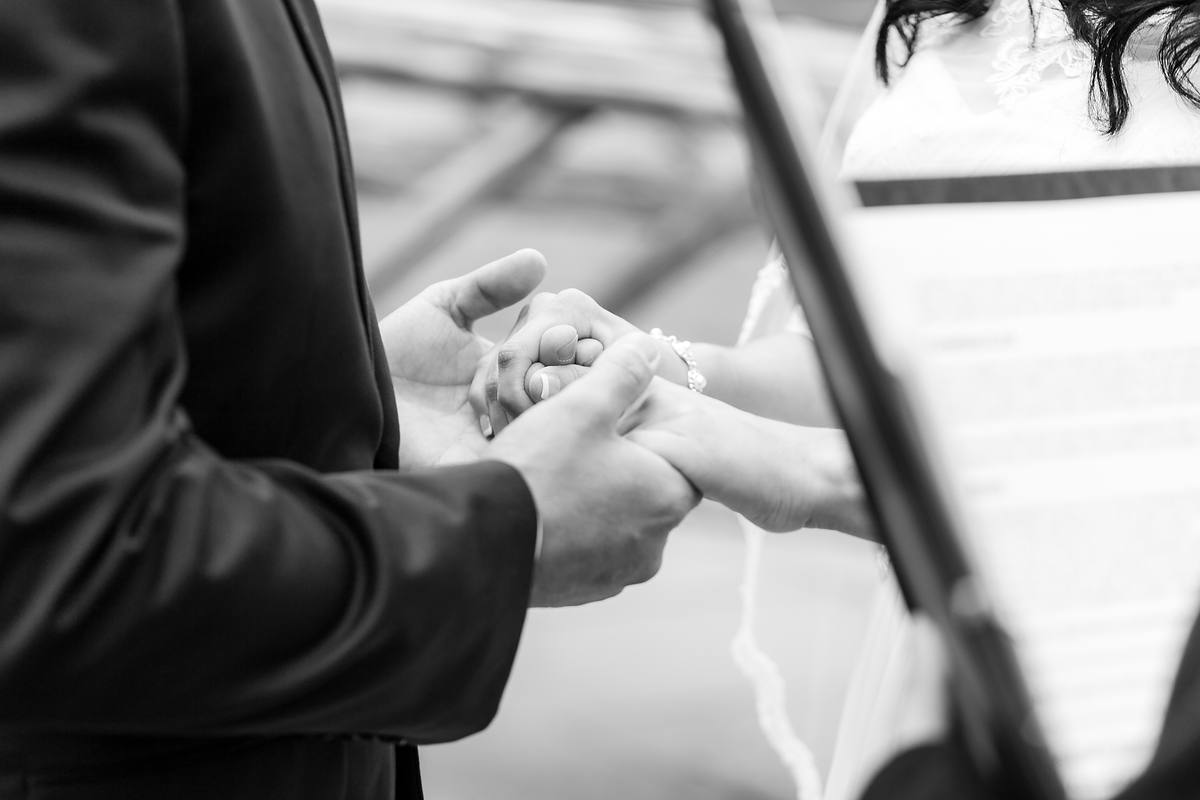 Manos de los novios unidas durante la ceremonia de boda civil en Nueva York