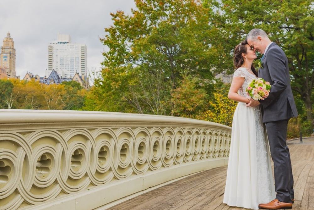 Pareja besándose en el Bow Bridge del Parque Central tras su boda civil