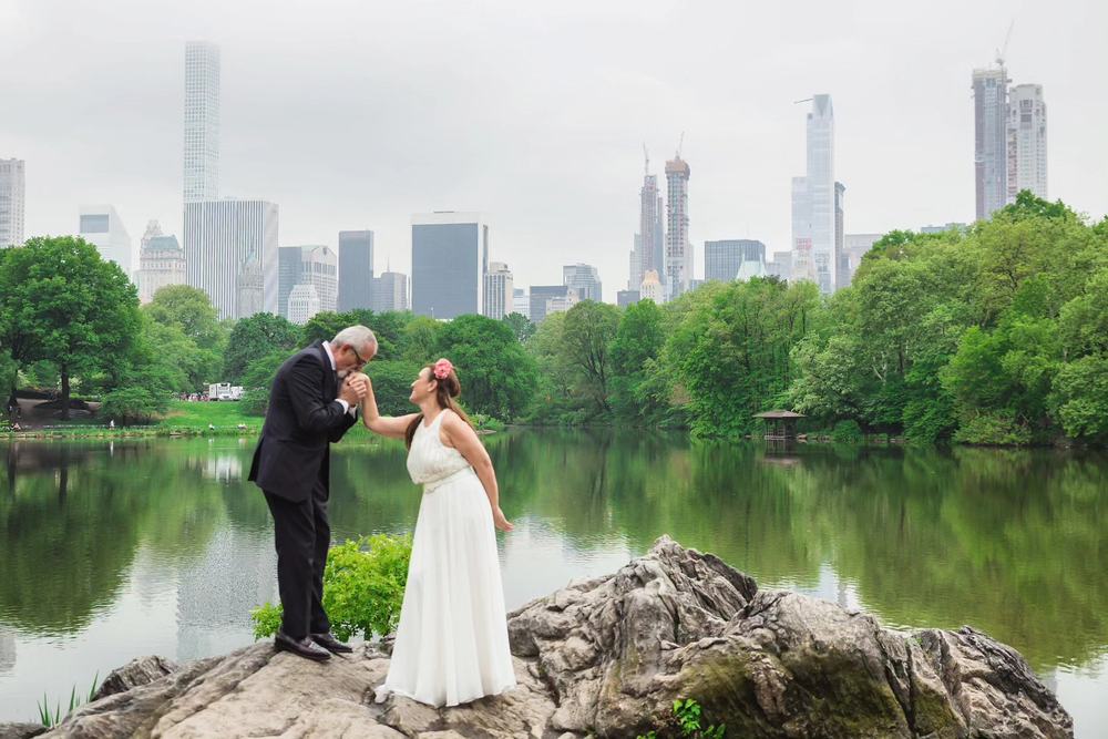 Beso de recién casados con el skyline de Manhattan de fondo