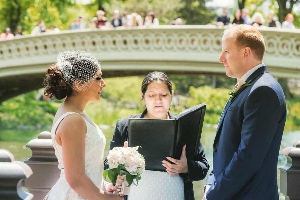 Oficiante de Boda Civil New York celebrando una ceremonia de boda civil en Bow Bridge, Central Park