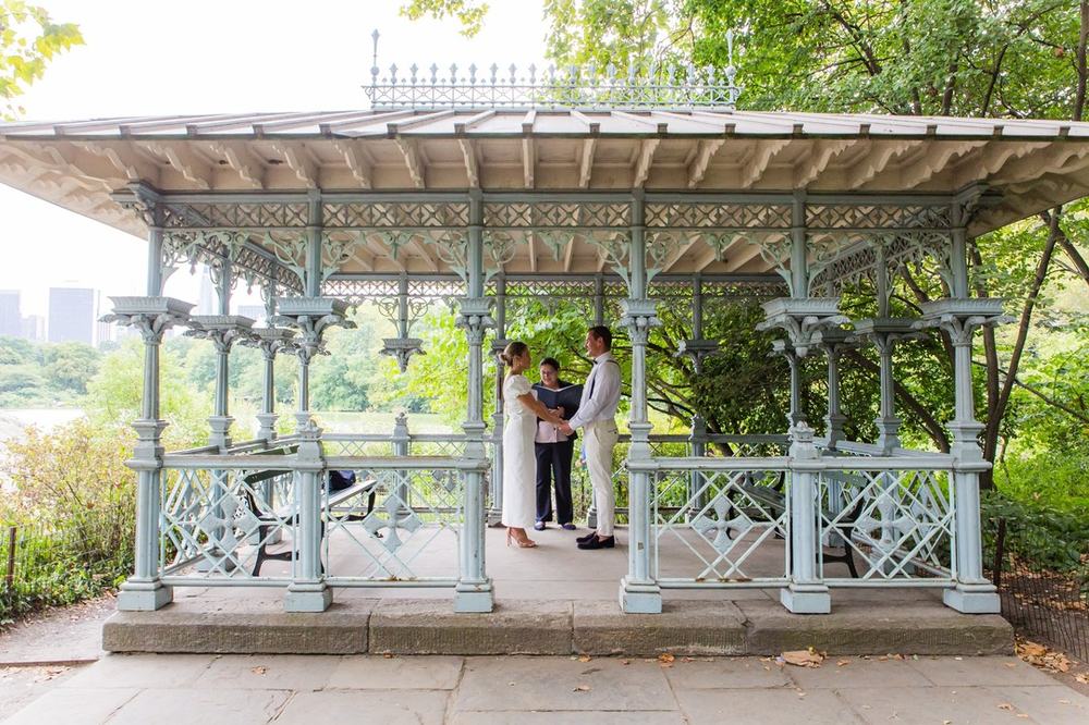 Oficiante celebrando una ceremonia íntima en el gazebo de Central Park, Nueva York