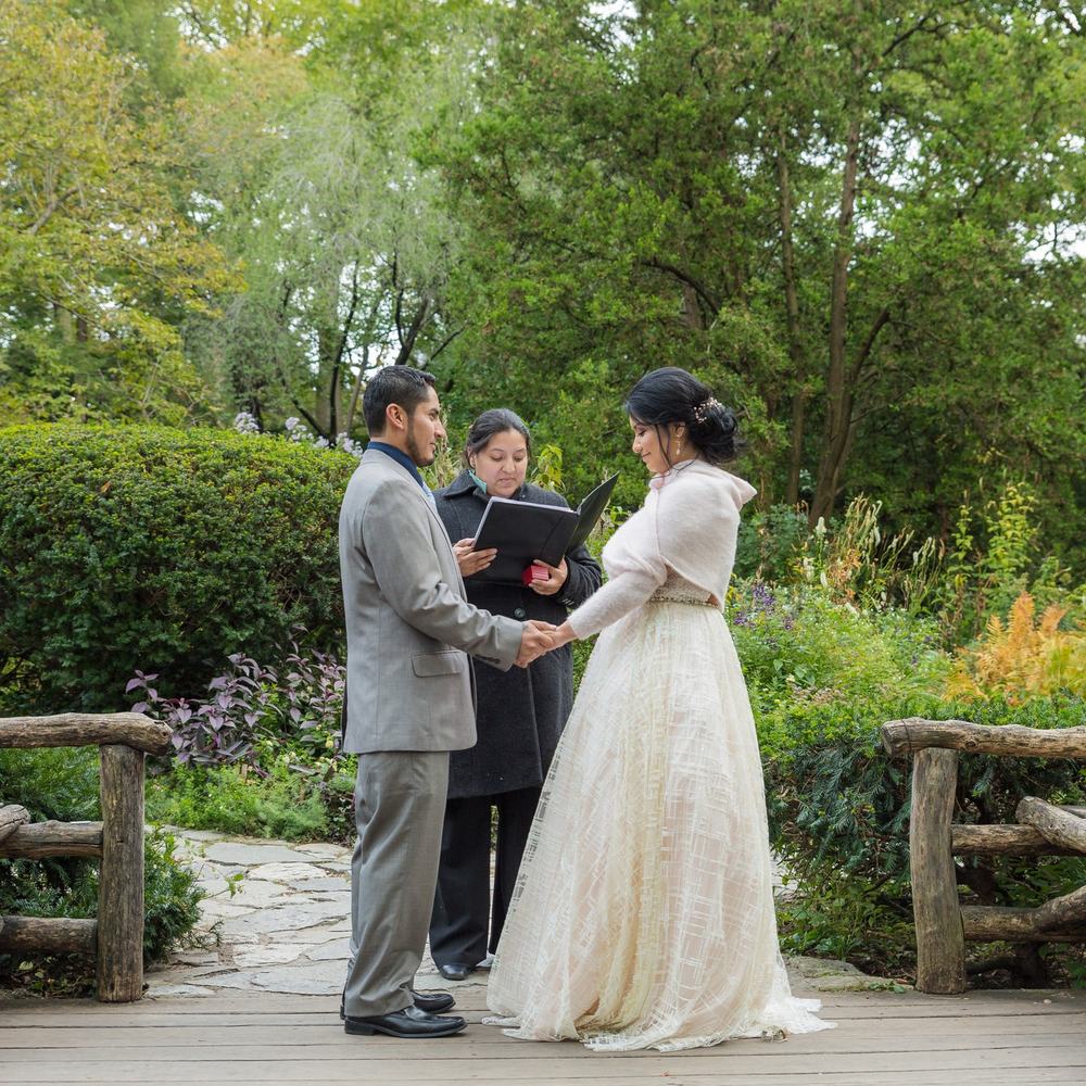 Oficiante celebrando una boda civil en Shakespeare Garden, Central Park, Nueva York