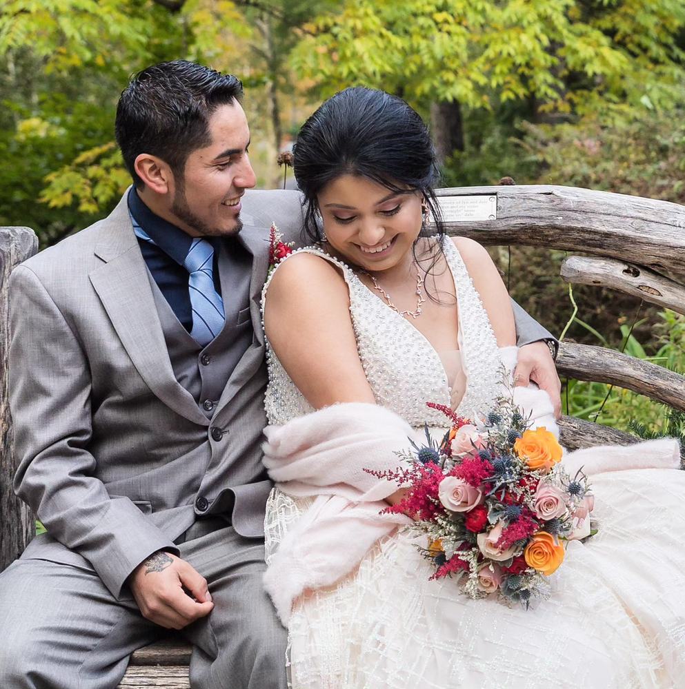 Recién casados en el jardín — boda civil en Nueva York