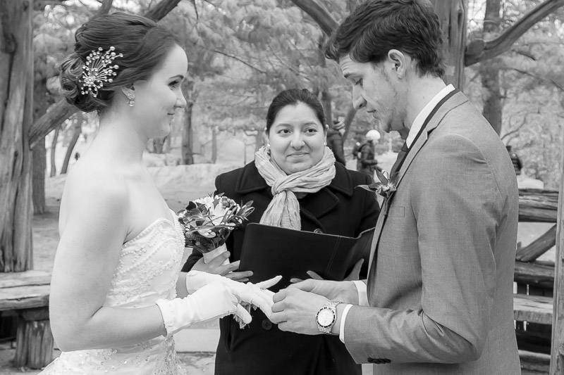 Intercambio de anillos durante una ceremonia de boda civil en Nueva York
