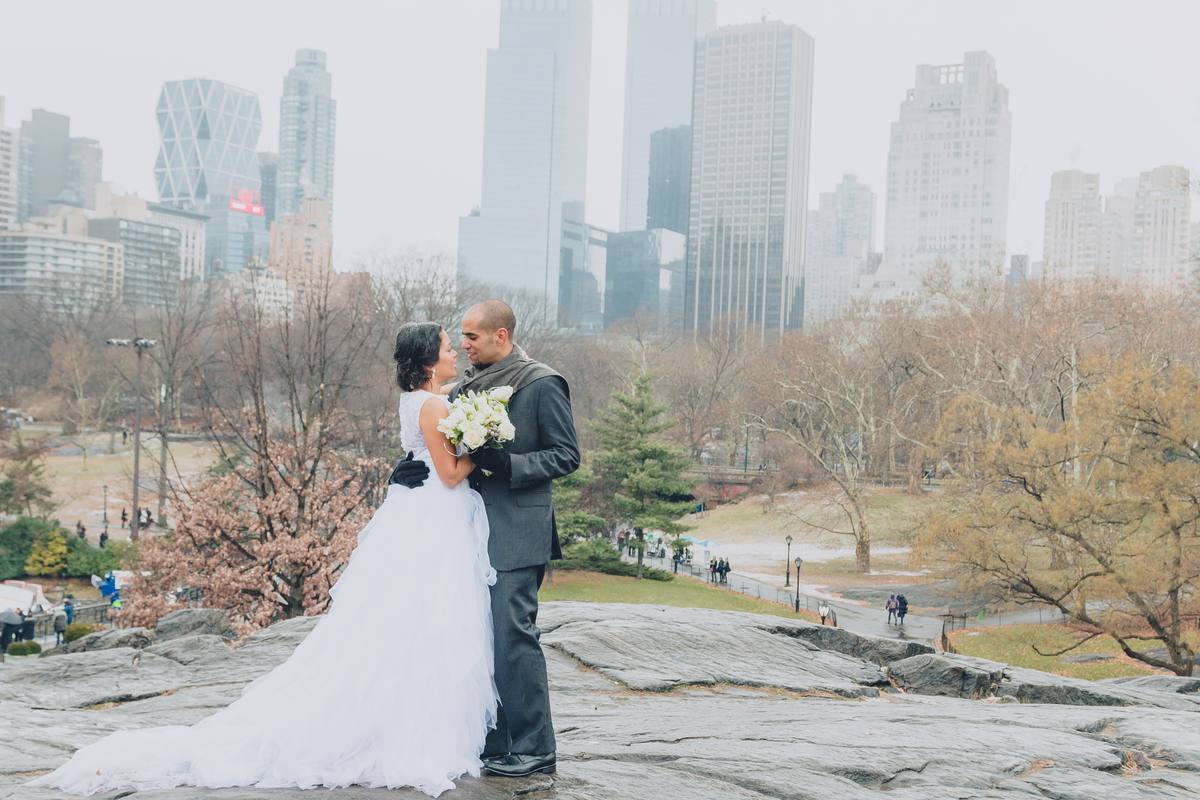 Pareja recién casada en el Puente de Brooklyn, Nueva York