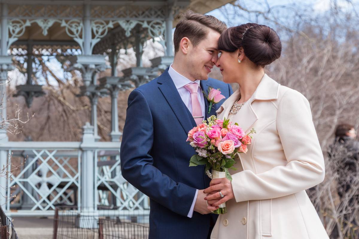 Pareja de novios celebrando su boda civil en el Parque Central de Nueva York