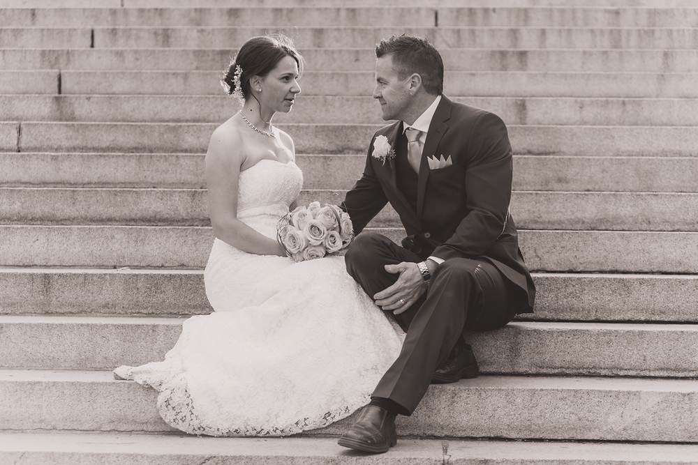 Pareja de novios sentada en las escalinatas de Bethesda Terrace, Central Park