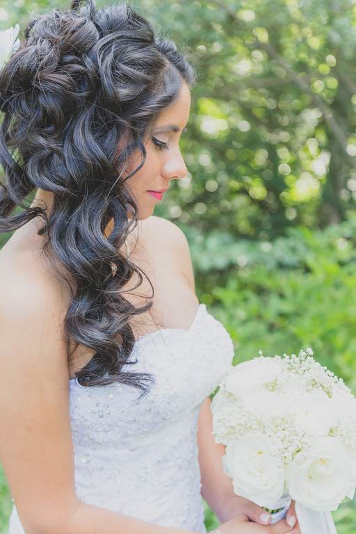 Novia con ramo de rosas blancas en Central Park, Nueva York