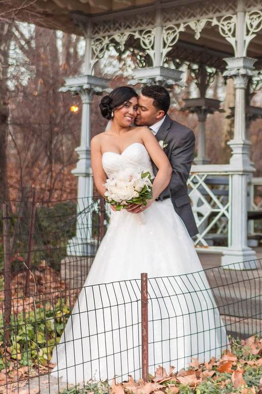 Pareja de recién casados abrazada en el gazebo de Central Park, Nueva York