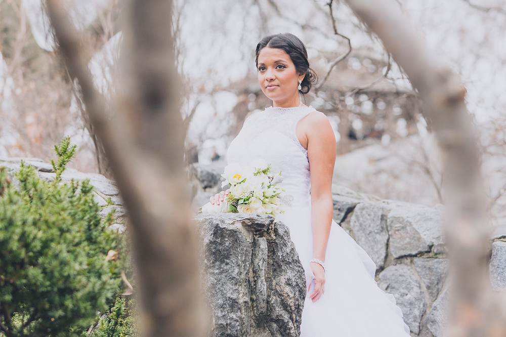 Retrato de novia con ramo entre las rocas de Central Park, Nueva York